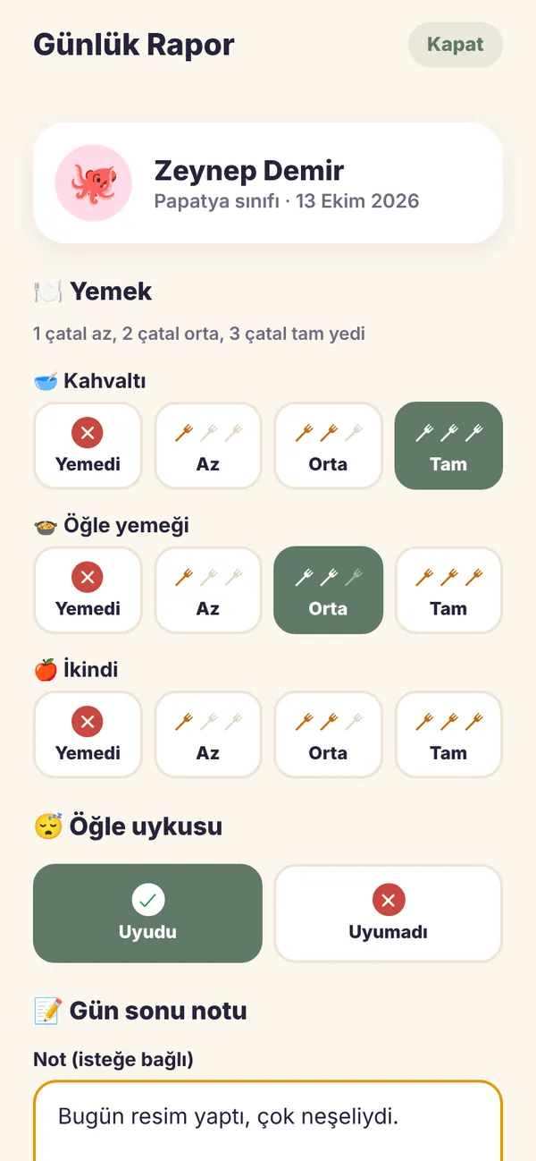 Öğretmen ekranı: bir çocuğun günlük raporu için yemek (çatallarla) ve öğle uykusu (✓ ya da ✗) durumu ile gün sonu notu girişi